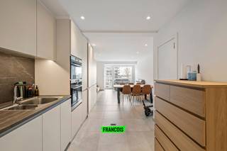 Dit modern en energiezuinig appartement is gelegen om de hoek van de Zeedijk te Oostende. In enkele passen staat u dus op de dijk en geniet u...