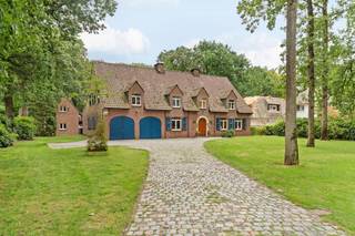 <p><strong>Op een uitzonderlijk ruim perceel van ca. 3.320 m², rustig gelegen in een residentiële verkaveling in Oud-Turnhout, bevindt zich deze degelijk gebouwde klassieke villa met 4 slaapkamers, 2 badkamers, een dubbele inpandige garage en een verwarmd buitenzwembad. De groene omgeving en het aansluitende bos achter het perceel zorgen voor bijzonder veel privacy en een aangenaam gevoel van rust.</strong></p>
<p><span>Gelijkvloers:<br />Via de ruime inkomhal met vestiairemogelijkheid en vernieuwd gastentoilet betreedt u de woning. Een prachtige eiken trap vormt meteen een sfeervolle blikvanger. Vanuit de hal heeft u toegang tot een afzonderlijke kantoorruimte en de royale leefruimtes. </span><span>De woonkamer is afgewerkt met een massieve Franse eiken vloer en geniet dankzij de vele ramen van een mooie lichtinval en permanent contact met de tuin. De ruime zithoek bevindt zich aan de straatzijde en vormt met de houtkachel een gezellige plek om tot rust te komen. De eetkamer biedt royaal plaats voor een grote tafel en sluit via dubbele opendraaiende ramen aan op de tuinkamer en de tuin. Hierdoor lopen binnen- en buitenleven op mooie dagen naadloos in elkaar over. Daarnaast is er in de leefruimte nog ruimte voor bijvoorbeeld een bibliotheek, leeshoek of piano. </span><span>De keuken is praktisch ingericht, kwalitatief afgewerkt en uitgerust met de nodige toestellen. Aansluitend bevindt zich een ruime bijkeuken met plaats voor wasmachine en droogkast, toegang tot een doucheruimte en een koele berging. </span><span>De dubbele inpandige garage biedt voldoende ruimte voor twee wagens, fietsen en bijkomende opslag.<br /><br /></span><span>Verdieping:<br />De brede nachthal geeft toegang tot drie volwaardige slaapkamers en de bijzonder ruime masterbedroom. Deze laatste biedt tal van mogelijkheden voor de inrichting van ingemaakte kasten of een eventuele herindeling met een eigen dressing en badkamer. </span><span>Verder is er een badkamer met ligbad en dubbele wastafel, een afzonderlijk vernieuwd toilet en een grote bergruimte met toegang tot de zolder.</span></p>
<p><span>Omgeving:<br />De tuin vormt zonder twijfel één van de grote troeven van deze woning. Het royale perceel is prachtig groen aangelegd en geniet achteraan van een bosrijke omgeving, waardoor rust en privacy hier centraal staan. </span><span>Het deels overdekte terras en het verwarmde buitenzwembad zijn zuidoost georiënteerd en vormen een heerlijke plek om tijdens zonnige dagen te genieten. Op warme dagen bieden de volwassen bomen natuurlijke schaduw en vanuit verschillende hoeken van de tuin heeft u een mooi zicht op het groen. </span><span>In het tuinhuis bevindt zich de technische installatie van het zwembad en is er bijkomende bergruimte voor tuinmateriaal, speelgoed en tuinkussens. </span><span>Een bijzonder ruime en degelijk gebouwde gezinsvilla voor wie op zoek is naar rust, privacy, ruimte en een groene woonomgeving in Oud-Turnhout.<br /><br />Bijzonderheden: </span></p>
<ul>
<li><span>Veel privacy en groen</span></li>
<li><span>Degelijk gebouwde klassieke villa</span></li>
<li><span>4 slaapkamers - </span><span>2 badkamers/doucheruimtes</span></li>
<li><span>Afzonderlijk kantoor</span></li>
<li><span>Dubbele inpandige garage</span></li>
<li><span>Grote zolder- en bergruimte</span></li>
<li><span>Verwarmd buitenzwembad met vernieuwd roldeck</span></li>
<li><span>60! Zonnepanelen</span></li>
<li><span>Ruime oprit en veel parkeermogelijkheden</span></li>
</ul>