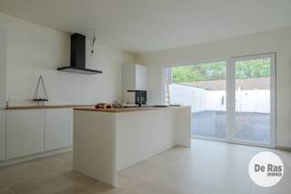 AALST - Deze compleet gerenoveerde woning ( renovatie 2025) is de ideale starterswoning voor jonge koppels die liever een huis verkiezen boven een appartement.<br />Het huis is centraal gelegen op wandelafstand van het centrum van de stad, station, winkels en openbaar vervoer. Ook de campus A-Zorg (vroegere OLV ziekenhuis), is in de nabijheid.<br /><br />We kunnen de volgende onderverdeling terugvinden: op de benedenverdieping is er de ruime inkomhal met apart gastentoilet en berging onder de trap, toegang tot de lichtrijke leefruimte met aansluitend de open keuken ( volledig ingericht met kwaliteitsvolle inbouwtoestellen) en een groot raam met zicht op het aangename stadstuintje.<br />Op de eerste verdieping kunnen we 2 ruime slaapkamers terugvinden, grote badkamer met inloopdouche en 2de toilet, en een ruimte voor bureau of dressing. Via een vaste trap komen we in een ruimte van 35m², die kan dienst doen als 3de slaapkamer met ensuite badkamer, of grote hobbyruimte. Energetisch is ook alles in orde, EPC (B - 168), conforme elektriciteit en asbestveilig!!<br />De eerste grondlaag van de schilderwerken is ook reeds gebeurd, u dient enkel nog maar een extra kleurtje te kiezen.<br /><br />Bent u op zoek naar een volledig instapklare woning, gerenoveerd tot in de puntjes op een goede locatie in Aalst? Aarzel dan niet en neem contact op met ons kantoor via 053/60.65.60<br />De vermelde prijs is een richtprijs. Na ontvangst van de biedingen beslist de verkoper vrij om al dan niet over te gaan tot verkoop en aan welk bod. De richtprijs is niet bindend.
