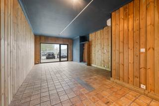 <strong>ENKEL BEZOEK MOGELIJK DOOR ONDERSTAANDE LINK VOLLEDIG EN CORRECT IN TE VULLEN:</strong><br />https://mijnhuurprofiel.be/property/280578d0-d482-4ae4-a032-01c51e9652f8<br /><br />In de <strong>Pater Segersstraat</strong> te <strong>Sint-Niklaas</strong> vind je dit veelzijdige <strong>handelspand</strong> dat perfect geschikt is voor een <strong>bakker, slager, traiteur of andere ambachtelijke activiteit</strong>. Dankzij de <strong>uitstekende ligging</strong> in een levendige buurt met veel passage en parkeergelegenheid in de directe omgeving, is dit de ideale locatie om jouw zaak te laten groeien.<br /><br />Het pand beschikt over een <strong>ruim en licht handelsgedeelte</strong> met grote vitrine, wat zorgt voor maximale zichtbaarheid en een uitnodigende uitstraling. Achteraan bevindt zich een <strong>praktische werkruimte of atelier</strong>, perfect voor productie of bereiding ter plaatse. Daarnaast zijn er <strong>extra opslagmogelijkheden en een koelcel aanwezig. </strong><br /><br />Of je nu een <strong>startende ondernemer</strong> bent of jouw bestaande zaak een nieuwe, strategische locatie wil geven, dit handelspand biedt <strong>alle troeven voor succes</strong>.<br />Onroerende voorheffing valt ten laste van de huurder.<br /><br />Onmiddellijk beschikbaar!<br /><br />Laat deze kans niet liggen, dit is <strong>de perfecte startplek voor jouw ambachtelijke zaak in Sint-Niklaas!</strong>