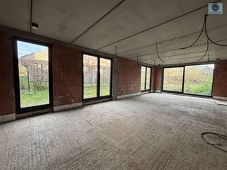 <p><span>CASCO-WONING MET 4 KAMERS EN TUIN.</span></p><p><span>Vraagprijs: 365.000 euro </span></p><p><span> </span></p><p><span>Deze casco-woning is gelegen in het rustige en landelijke Gooik, strategisch tussen Ninove en Halle. </span></p><p><span> </span></p><p><span>Beneden treft u de inkomhal, apart toilet, technische ruimte, slaapkamer met doucheruimte en de ruime lichtrijke leefruimte met plaats voor open keuken met eiland. </span></p><p><span> </span></p><p><span>Boven biedt de woning ruimte voor 2 slaapkamers, waarvan 1 voorzien van dressingruimte en de badkamer. </span></p><p><span> </span></p><p><span>De zolderverdieping kan ingericht worden als de 4de slaapkamer. </span></p><p><span> </span></p><p><span>Deze woning kan u volledig zelf naar smaak inrichten.</span></p><p><span> </span></p><p><span>De woning kan aankocht worden aan 6% btw </span></p><p><span> </span></p><p><span>Onderverdeling prijs: </span></p><p><span>Grondwaarde: 165.000</span></p><p><span>Constructiewaarde: 200.000 </span></p><p><span> </span></p><p><span>Aarzel niet en bel 0489546999 of mail dylan@svena.be</span></p><p><span> </span></p><p><span> </span></p><p><span>Stedenbouwkundig uittreksel/inlichtingen in aanvraag!</span></p><p><span>Deze gegevens zijn louter informatief en wij kunnen niet aansprakelijk gesteld worden voor eventuele onjuistheden.</span></p><p><span>De bewoonbare oppervlakte is slechts indicatief.</span></p><p><span> </span></p><p><span> </span></p>