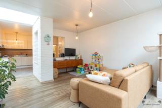 Instapklaar herenhuis met 4 slaapkamers, ruim terras, zonnepanelen en EPC B Welkom in de charmante Kapellestraat, in het hart van Hamme. Achter deze...