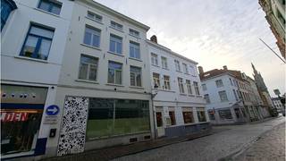 <strong>Unieke Opbrengsteigendom </strong>op een commerciële en toeristische toplocatie in de <strong>Philipstockstraat</strong>, een van de belangrijkste en geliefde winkelwandelstraten van de Brugse binnenstad.<br />Bestaande uit een<strong> handelsgelijkvloers met ruime Woonst</strong> ( thans uitgebaat als <strong>vakantiewoning </strong>)<br />Uitstekend gelegen in de<strong> Gouden Driehoek</strong> van Brugge, op 130 meter van de <strong>Grote Markt </strong>en op 150 meter van <strong>de Burg</strong>, beide toeristische trekpleisters.<br />Bent u op zoek naar een renderende investering of een droomlocatie voor uw eigen zaak/uitbating? dan is dit een unieke opportuniteit.<br />+ Mogelijks bruto rendement van 5 %<br /><strong>Troeven Handelsruimte:</strong><br />+ Topligging in de Gouden Driehoek!<br />+ Absolute zichtlocatie in het hart van de stad!<br />+ Instapklaar!<br />+ Energielabel B! <br /><strong>Troeven Vakantiewoning:</strong><br />+ Toeristische topligging!<br />+ Uitstekende locatiescore booking.com  9,9 op10!<br />+ Uitstekende algemene score booking.com  8,9  op 10!<br />+ Afzonderlijke toegang woonst!<br />+ Vakantiewoning voor 6 personen!  <br />+ Interessante opportuniteit wegens huidige vakantiewoningenstop in centrum Brugge!<br />+ Mooie opbrengst verhuur vakantiewoning!<br />+ Vlakbij alle modaliteiten die de Brugse binnenstad te bieden heeft!<br />+ Energielabel B!  <br />+ Ook geschikt voor residentiële bewoning!<br />+ Uitstekende mobiscore  9,3 op 10!<br />Bovendien is het pand <strong>asbestveilig </strong>en is er een <strong>CONFORME keuring</strong> van de elektrische installatie!<br /><br />Het unieke en karaktervolle pand omvat op het gelijkvloers een winkelruimte, toilet en kelder. <br />Op de eerste verdieping vinden we een leefruimte, keuken en toilet.<br />De tweede verdieping omvat een grote slaapkamer, berging en een badkamer met ligbad, inloopdouche en dubbele wastafel.<br />En er is ook nog een ruime tweede slaapkamer en badkamer met douche op de derde verdieping.  <br />Vg,Wche,Gmo,Gvkr,Gvv<br />P-score=B  G-score=B<br /><br />Bruikbare vloeroppervlakte handel  35 m²<br />Bruikbare vloeroppervlakte woonst  139 m²<br />Totale grondoppervlakte  67 m²