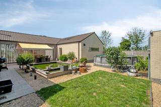 <p>Ce bungalow récent (2019) allie confort de vie contemporain et tranquillité. <br />La maison a été solidement construite et équipée avec des techniques modernes et économes en énergie, ce qui se traduit par un faible coût énergétique et un investissement tourné vers l'avenir.<br />Située dans un environnement calme et verdoyant, vous y profiterez chaque jour d'une vue dégagée et d'une agréable intimité.</p><p>INDELING : entrée avec toilettes invités, espace bureau, espace de vie ouvert et cuisine avec terrasse attenante, 3 chambres, salle de bains, buanderie, débarras, garage intérieur.<br />EXTRA : dépendance multifonctionnelle avec raccordements eau et électricité</p><p>TROEVEN:<br />-    Efficacité énergétique E18<br />-    Bel emplacement<br />-    Maison spacieuse avec 3 ou 4 chambres <br />-    Dépendance multifonctionnelle<br />-    Prêt à être emménagé</p><p>Vous avez d'autres questions sur  et/ou vous souhaitez planifier une visite ? <br />Contactez Simon au 0499 99 49 17 ou simon@heritagevastgoed.be <br /><br />Info technique : <br />-    EPC : 38 kWh/m² an | étiquette A <br />-    Urbanisme : Vg | Ag | Gmo | Gvkr | Gvv<br />-    Analyse de l'eau : score du terrain A - score du bâtiment A <br />-    La surface habitable mentionnée ci-dessus se réfère à la surface brute telle qu'indiquée dans le certificat EPC<br /> </p>