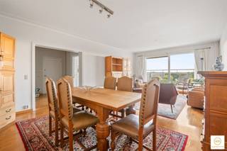 <p><span>Mooi onderhouden appartement (doch op te frissen) gelegen op de 11e verdieping van een statig en representatief gebouw aan de Rucaplein. Ca 125 m² bew.opp. ingedeeld in een aangename leefruimte met vergezicht & mooie lichtinval met aansluitend zonnig terras op de volledige breedte, ingerichte keuken , drie grote slaapkamers (9, 15 en 18 m²) aan de achterzijde, 1ste badkamer met wc, wastafel en ligbad, een 2de douchekamer op de gang, Vestiairekasten en gastentoilet. Individuele kelder. Tal van inbouwkasten rondom. Maandelijkse gem. kosten bedragen ca 330 (water, verwarming, blokpolis, conciërge en syndicuskosten inbegrepen). Ondergrondse staanplaats in optie aan 20.000.</span></p><p><span>Snel beschikbaar!</span></p>