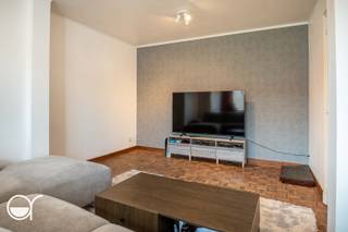 Dit lichtrijke appartement bevindt zich in de residentie Albert, gelegen in een rustige, residentiële wijk op wandelafstand van het station Gent-Sint-Pieters.<br />Het appartement is gelegen op de derde en ook bovenste verdieping en heeft een bewoonbare oppervlakte van 67m². Via de inkomhal betreedt u de ruime en lichtrijke woonkamer die een aangename leefruimte biedt. Aansluitend vindt u de afgesloten keuken, uitgerust met een kookplaat en koelkast.<br /><br />Vanuit de hall heeft u toegang tot de twee slaapkamers, een daarvan beschikt over een klein terras. De badkamer is voorzien van ligbad en lavabo. Het toilet is apart.<br />Beide slaapkamers bevinden zich aan de achterzijde van het gebouw, wat garant staat voor rust en privacy.<br /><br />Daarnaast beschikt het appartement over twee praktische kelderbergingen. <br />Op dit moment is het appartement verhuurd aan 850€/maand. <br />Dit appartement is ideaal voor zowel jonge starters, oudere koppels, studerende kinderen als investeerders!<br /><br />Voor meer informatie of een bezoek kan u terecht op de pandwebsite: <br /><br />Wanneer meerdere kandidaten de vraagprijs bieden, behoudt de eigenaar zich het recht voor om de biedingen onder gesloten enveloppe verder te laten verlopen.