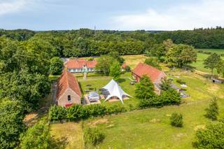 Le domaine Goed Van Den Bogaerde est situé dans un cadre verdoyant magnifique et comprend une résidence principale et deux maisons de vacances. <br /><br />Disposition<br /><br />Maison de vacances pour 18 personnes <br />Rez-de-chaussée<br />- Salon avec poêle à bois<br />- Espace détente<br />- Salle à manger<br />- Cuisine avec four, lave-vaisselle et réfrigérateur<br />- Local de rangement avec raccordement pour la machine à laver<br />- Sous-sol<br />- 2 chambres accessibles aux personnes à mobilité réduite avec salle de bains privative, chacune équipée d'un lavabo et d'une douche <br />- 2 toilettes<br /><br />1er étage<br />- 7 chambres avec salle de bain attenante, chacune équipée d'un lavabo, d'une douche et de toilettes<br /><br /><br />Piscine intérieure avec sauna et douche <br /><br />Maison de vacances pour 12 personnes<br />Appartement sur le toit disponible (inclus pour 12 personnes) avec sa propre cuisine, coin nuit et salle de bain<br />Espace de vie<br />salle à manger<br />cuisine équipée avec four, lave-vaisselle, réfrigérateur<br />cellier<br />5 chambres et 5 salles de bain <br />Terrasse<br /><br />Propriété <br />salon avec poêle à bois<br />système de musique <br />cuisine<br />Vidéo <br />débarras avec cafetière encastrée, four, vaisselle, cuiseur vapeur, chauffe-assiettes, lave-vaisselle<br />Chambre 1 avec salle de bain attenante (avec armoires intégrées)<br />Chambre 2 <br />salle de bain<br />Espace ouvert couvert <br />Entrepôt/écurie avec chauffage au sol et eau <br /><br /><br />CPE : 104 kWh/m² / CU : 2797127<br />Certificat CPE pour petites unités non résidentielles : B / CU : 2797092-KNR<br />Certificat CPE pour petites unités non résidentielles : B / CU : 2793465-KNR
