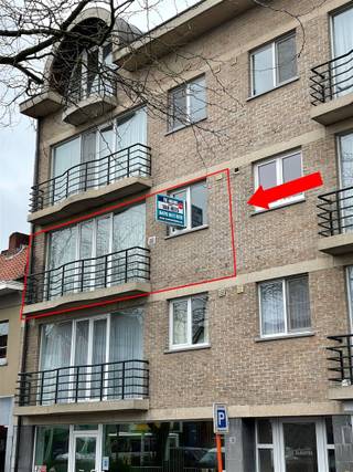 <p><span>Ruim appartement met 2 slaapkamers, terrassen, garagebox en kelder in het centrum van Mol</span></p><p><span> </span></p><p><span>Dit ruime en lichtrijke appartement is gelegen op de tweede verdieping van een verzorgd gebouw, voorzien van een lift, en bevindt zich op een uitstekende locatie in het centrum van Mol. </span></p><p><span>Winkels, horecazaken, scholen en andere voorzieningen bevinden zich allemaal op wandelafstand.</span></p><p><span>Via de inkomhal met vestiaireruimte betreedt u de ruime woonkamer, die dankzij de grote raampartijen geniet van een aangename natuurlijke lichtinval. </span></p><p><span>De parketvloer en sierhaard zorgen hier voor extra sfeer en karakter.</span></p><p><span>Aansluitend bevindt zich de semi-open keuken, die voorzien is van alle nodige comfort en beschikt over een praktische koele berging.</span></p><p><span> </span></p><p><span>Verder omvat het appartement een apart gastentoilet, een badkamer met ligbad en een douche.</span></p><p><span> Er zijn twee slaapkamers: één bijzonder ruime slaapkamer en een tweede slaapkamer die voorzien is van handige ingebouwde kasten.</span></p><p><span>Het appartement beschikt bovendien over zowel een terras aan de voorzijde als aan de achterzijde, waardoor u op verschillende momenten van de dag van de buitenlucht kunt genieten.</span></p><p><span>Tot slot zijn er een privatieve kelder en een garagebox onder het gebouw inbegrepen, wat zorgt voor extra bergruimte en comfortabel parkeren.</span></p><p><span> </span></p><p><span>Troeven:</span></p><ul><li><span>Zeer ruime en lichtrijke leefruimtes</span></li><li><span>2 slaapkamers</span></li><li><span>Lift aanwezig</span></li><li><span>Terras aan voor- én achterzijde</span></li><li><span>Semi-open keuken met koele berging</span></li><li><span>Badkamer met ligbad en douche</span></li><li><span>Ingebouwde kasten in de tweede slaapkamer</span></li><li><span>Privatieve kelder</span></li><li><span>Garagebox</span></li><li><span>Uitstekende centrale ligging in Mol</span></li><li><span>Alles op wandelafstand</span></li><li><span>Gunstige EPC-waarde</span></li></ul><p><span> </span></p><p><span>Een ideaal appartement voor wie ruim en comfortabel wil wonen op een centrale locatie in het hart van Mol!</span></p><p><span> </span></p>