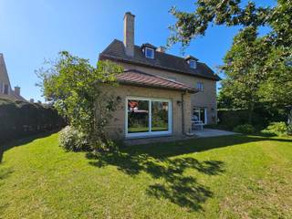 Cette villa indépendante offre une combinaison parfaite de luxe, d'espace et de fonctionnalité, située dans un endroit fantastique et un quartier résidentiel au calme de la ville de Nieuport, à distance de marche et de vélo de toutes les beautés que Nieuport et ses environs ont à offrir. <br />Disposition: hall d'entrée, toilettes invités, espace bureau, séjour spacieux avec coin repas et cuisine entièrement équipée, buanderie séparée, terrasse paysagée avec jardin clôturé, le jardin avant offre un patio extérieur confortable. Entrée avec garage spacieux, espace pour 2 voitures avec portail automatique. 1er étage: 2 chambres spacieuses, chambre séparée avec jacuzzi, dressing spacieux, salle de sauna séparée et une salle de bains. 2ème étage: quatre chambres spacieuses, chacune avec sa propre salle de bains. La propriété dispose d'un grenier aménageable et d'une cave.<br />Ne laissez pas passer cette opportunité unique.