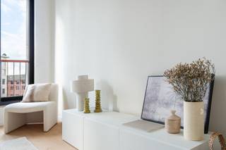 Met gepaste trots stellen we u residentie De Academie voor, een uitzonderlijk nieuwbouwproject op de site van de legendarisch kappersschool ”Academie Verbist“ Dit meesterwerk omvat zeven weelderige appartementen waar een modern ontwerp harmonieus samensmelt met een prachtige historische gevel. Met een minimale oppervlakte van 162 m² bieden deze ruime appartementen een oase van luxe. Elk aspect, van de strakke architectuur, energetische prestaties zoals warmtepomp en vloerverwarming tot de verfijnde interieurafwerking, is ontworpen om de meest veeleisende kopers te bekoren. Bovendien is de afwerking nog zelf te kiezen en zijn deze units direct beschikbaar bij akte. Deze unit beschikt over een inkomhal voorzien van vestiaire en separaat toilet, uitzonderlijk ruime leefruimte met open keuken, twee slaapkamers, ruime berging, twee badkamers, een tweede separaat toilet, bureau en achteraan een aangenaam terras. Welke troeven zetten we graag nog eens in de kijker? De unieke bewoonbare oppervlaktes van 162 tot 231 m² - Minstens één terras – In directe omgeving mogelijkheid tot aankoop parking- Luxe afwerking met ruime inspraakmogelijkheden voor koper- Modelappartement beschikbaar voor bezichtiging- Beschikbaar bij akte- Aankoop aan 6% BTW mogelijk- Unieke gevelbreedte van 9.5 meter- Uitzonderlijke plafondhoogtes (4.27m)- Opleveringsactie: contacteer ons nu voor de voorwaarden!