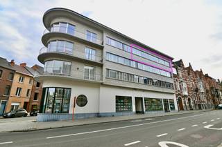 In Residentie Albert, gelegen op de Prins Albertlaan, op wandelafstand van de Grote Markt van Sint-Truiden, bevindt zich op de derde verdieping, dit ruime appartement met drie slaapkamers. Door de centrale ligging zijn winkels, scholen en andere voorzieningen vlot bereikbaar. Het treinstation ligt op 350m en de bushalte vlak voor de deur. Het appartement geniet zo van een ideale bereikbaarheid voor wie zich dient te verplaatsen met het openbaar vervoer. <br /><br />Bij het betreden van het appartement komt u in de inkomhal, die toegang biedt tot de verschillende leefruimtes. De lichtrijke woonkamer wordt gekenmerkt door een grote raampartij aan de voorzijde en raampartijen aan de achterzijde met toegang tot het terras. Dit zorgt voor een open en aangename woonomgeving. Ze staat in verbinding met de keuken, alsook de slaapvertrekken, is voorzien van airconditioning en vormt het hart van het appartement.  <br /><br />De keuken is volledig uitgerust en voorzien van heel wat opbergruimte. Ze beschikt over een gelamineerd werkblad, een koelkast met vriesvak, een heteluchtoven, een gasfornuis en een dampkap van SMEG, alsook een afwasmachine van Bauknecht. <br /><br />De nachthal die aan de andere zijde van de woonkamer ligt, geeft toegang tot het apart gastentoilet, de drie slaapkamers en de ingericht badkamer. De badkamer is voorzien van een douche, een lavabomeubel, een toilet en alle aansluitingen voor wasmachine en droogkast. We vinden er tevens de vernieuwde gasketel.<br /><br />Het zuidgerichte terras aan de achterzijde, zorgt ervoor dat men hier in alle rust kan genieten. <br /><br />In de kelderverdieping vinden we een privatieve berging, ideaal voor het opbergen van voorraad of andere spullen. In de gemeenschappelijke inkomhal is bovendien plaats voorzien waar bewoners hun fietsen kunnen stallen.<br /><br />Dit appartement vormt een ideale opportuniteit voor wie het naar eigen smaak wil inrichten. Dankzij de aantrekkelijke ligging in Sint-Truiden biedt het bovendien potentieel als investering met een interessant huurrendement.<br /><br />Interesse? Neem gerust contact met ons op via 011 70 70 19.