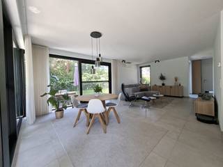 Deze prachtige BEN-woning uit 2022, met een uitzonderlijk laag E‑peil van 11, biedt een unieke combinatie van modern wooncomfort, hoogwaardige afwerking en een uiterst rustige ligging vlak bij het centrum van Malle. De woning bevindt zich helemaal achteraan het woonerf, waardoor je hier geniet van een oase van rust en volledige privacy, terwijl winkels, scholen en andere voorzieningen toch binnen handbereik liggen. Het is de ideale plek voor wie centraal wil wonen zonder in te boeten aan privacy.<br /><br />Bij het binnenkomen word je meteen verwelkomd door een ruime, lichtrijke leefruimte waar grote raampartijen het zonlicht overvloedig binnenlaten en een prachtig zicht bieden op de zuid-gerichte tuin. De open keuken vormt het hart van de woning en is uitgerust met kwalitatieve toestellen en duurzame materialen, perfect voor wie houdt van koken en gezellig samenzijn. Doorheen de woning zijn ingebouwde kasten voorzien, wat zorgt voor een strakke uitstraling en een overvloed aan praktische opbergruimte.<br /><br />De woning beschikt over drie volwaardige slaapkamers, ideaal voor gezinnen, thuiswerkers of wie graag een extra hobbyruimte heeft. De ruime badkamer is stijlvol ingericht en biedt alle hedendaags comfort, aangevuld met twee afzonderlijke toiletten. Dankzij de nieuwe airco-installatie uit 2026 geniet je in elke ruimte van een aangenaam binnenklimaat, het hele jaar door.<br /><br />Op energetisch vlak scoort deze woning bijzonder hoog. Het BEN‑karakter, de uitstekende isolatie en de zonnepanelen zorgen voor een zeer lage energiefactuur en maken van deze woning een toekomstgerichte en duurzame investering. Buiten vind je een volledig aangelegde, zuidoostgerichte tuin met een ruim terras waar je van ’s morgens tot ’s avonds van de zon kunt genieten. De tuin grenst aan de rustige wijk Scherpenberg en biedt volledige privacy, waardoor je hier een uitzonderlijk gevoel van rust en natuur ervaart.<br /><br />Tot slot beschikt de woning over een ruime garage en buiten parkeergelegenheid voor twee wagens.