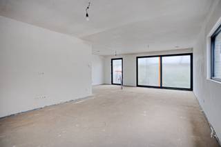 Vlakbij het stadscentrum is deze nieuwbouwwoning te koop, gelegen in een mooie woonbuurt op wandelafstand van het stadspark en het winkelcentrum T-Forum.<br /><br />De woning wordt Casco Plus opgeleverd. Dat wil zeggen: alle grote werken zijn al gebeurd, en jij werkt nog af naar eigen smaak. <br />De bewoonbare oppervlakte bedraagt 176m² + 30m² zolder.<br /><br />Reeds uitgevoerd en inbegrepen: <br />- volledige ruwbouw; <br />- pleisterwerken en chapewerken; <br />- vloer- en muurisolatie; <br />- aluminium ramen met thermoprofielen en energiezuinige beglazing; <br />- vloerverwarming met warmtepomp lucht/water (Vaillant); <br />- elektrische installatie afgewerkt; <br />- zonnepanelen voorzien; <br />- ventilatiesysteem aanwezig.<br /><br />Nog af te werken door de koper: <br />- vloerafwerking (tegels, parket, …); <br />- keuken; <br />- badkamer; <br />- binnendeuren en bezetting trap.<br /><br />Creëer op korte tijd een instapklare woning volledig volgens jouw stijl.<br /><br />Indeling gelijkvloers:<br />x je komt binnen in de inkomhal met toegang tot het gastentoilet; <br />x vooraan een extra ruimte voor bv. bureau, hobbykamer of speelruimte; <br />x ruime leefruimte die mooi aansluit op de open keuken; <br />x achteraan een groot schuifraam en buitendeur naar terras en tuin.<br />x naast de keuken is er een praktische wasplaats/berging.<br /><br />Verdieping: <br />x 3 ruime slaapkamers, <br />x technische ruimte met berging, <br />x badkamer voorzien voor bad, douche en toilet.<br /><br />Zolder: 30m² extra zolderruimte, ideaal voor stockage/berging. <br /><br />INTERESSE? Bel ons voor een bezichtiging op het nummer 012 23 00 23 of mail uw vragen aan roland@immo-leroi.be.