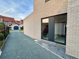 Dit energiezuinige nieuwbouw appartement is centraal gelegen nabij winkels/warenhuizen, scholen, openbaar vervoer/station en E40...