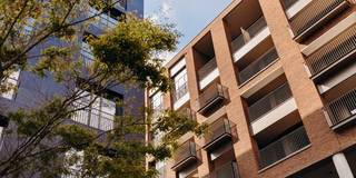 Dit ruim app. K11.505 (ca. 124 m²) in residentie BLVD. (Quartier Bleu) ligt op de 5de verdieping en omvat een inkom met gastentoilet, berging, 2 slaapkamers met aansluitend elk een eigen badkamer en leefruimte met open keuken en Z-gericht terras (ca. 9 m²). Het appartement is voorzien van vloerverwarming, warmtepomp en handdoekradiators. Daarbij vind je ook in elke kamer en aan elk raam buitenzonwering. Bij elk app. hoort een ondergrondse autostaanplaats en/of garagebox. Deze dient apart bij aangekocht te worden. Verder kun je een kelderberging of oplaadpunt bijkopen. Vrije keuze bij verschillende leveranciers voor de binnen afwerking (vloertegels, badkamer &amp; keuken, etc.).<br />Informeer naar de mogelijkheden bij onze sales consultants Inge Vancluysen of Marisa Marasco op het nummer 011 41 33 23 of via wonen.quartierbleu.be.