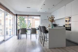 Op een toplocatie aan Hardenvoort 23 in Antwerpen bieden wij dit ruime hoekappartement van 95 m² aan, gelegen op de eerste verdieping van een modern gebouw uit 2014.<br />De lichtrijke leefruimte sluit naadloos aan op de open, volledig ingerichte keuken en geeft toegang tot het aangename terras met uitzicht op Park Spoor Noord. Het appartement beschikt verder over twee volwaardige slaapkamers, een comfortabele badkamer en praktische bergruimte. Het appartement heeft aangepaste en op maat gemaakte plafondhoge deuren. Ook zijn er in de leefruimte, slaapkamers en inkomhal mooie en kwalitatieve op maat gemaakte inbouwkasten.<br />Met een EPC-score van slechts 97 kWh/m²/jaar (energielabel A) geniet u van een energiezuinige woning met lage energiekosten.<br />Bovendien beschikt het gebouw over een gemeenschappelijke fietsenberging en is er een ondergrondse autostaanplaats met infrastructuur voor elektrisch laden beschikbaar. De autostaanplaats dient te worden aangekocht aan 30.000 euro.<br />Het appartement is momenteel verhuurd, wat het eveneens interessant maakt als investering met onmiddellijke huuropbrengst.