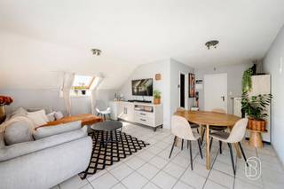 <p>Appartement 1 chambre prêt à emménager, situé dans un quartier calme et privilégié près de De Gavers !</p><p>Vous recherchez un appartement bien entretenu où vous pourrez emménager immédiatement sans souci ? Alors cet appartement lumineux d'une chambre vaut sans aucun doute le détour !</p><p>Agencement<br />Depuis le hall d'entrée, vous accédez au débarras pratique, puis à la salle de bains et à la chambre spacieuse. À l'arrière se trouve le salon lumineux doté d'une cuisine entièrement rénovée, aux finitions de qualité et entièrement équipée, où la cuisine et les moments de convivialité occupent une place centrale.</p><p>Atouts</p><p>* Entièrement prêt à emménager<br />* Cuisine entièrement rénovée et équipée<br />* Contrôle électrique conforme<br />* CPC avantageux<br />* Grand débarras privatif au sous-sol<br />* Possibilité de stationnement juste devant la porte<br />* Emplacement calme<br />* À quelques pas du domaine provincial De Gavers</p><p>Un appartement sans souci bénéficiant d'un emplacement exceptionnel, idéal comme résidence principale ou comme investissement !</p><p>Cet appartement prêt à emménager vous intéresse ? feline@immobeguin.be</p>