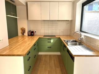 Instapklaar huis met groot zonnig terras, 3 min van station<br /><br />Op zoek naar een instapklare woning met een uitstekende ligging in Leuven? Dan is deze charmante en goed onderhouden woning van ca. 120 m² met groot zonneterras, een vernieuwd dak en zonnepanelen absoluut een bezoek waard.<br /><br />Gelegen op 3 minuten wandelen van het station van Leuven geniet u hier van een uitzonderlijke bereikbaarheid, zonder de nadelen ervan: zowel in de woning als op het terras hoort u geen treinverkeer. Bovendien bevinden scholen, crèches en winkels zich op wandelafstand, terwijl u voor ontspanning om de hoek terecht kunt in de groene omgeving van Hal 5 en Park Bellevue.<br /><br />De woning beschikt over een ruime leefruimte met grote open keuken. Verder zijn er drie kamers: twee grote slaapkamers en een bureauruimte.<br /><br />De badkamer werd in 2024 vernieuwd en beschikt over een comfortabele douche en stijlvol keramisch parket.<br />Er zijn twee toiletten, een praktische kelder van maar liefst 35 m² en een gezellige koer.<br />Buiten geniet u van een zuidgericht terras van 15 m² waar u de hele dag van de zon kunt genieten.<br /><br />Ook op energetisch vlak scoort deze woning uitstekend. In 2024 werden het dak, onderdak en de dakisolatie volledig vernieuwd. De goede isolatie in combinatie met de zuidgerichte zonnepanelen (3.045 Wp) resulteert dit in een gunstig EPC B van slechts 128 kWh/m² jaar.<br /><br />Troeven<br />✔ Instapklaar<br />✔ EPC B (128 kWh/m² jaar)<br />✔ Nieuw dak, onderdak en dakisolatie (2024)<br />✔ Zuidgerichte zonnepanelen (3.045 Wp)<br />✔ Elektriciteit conform<br />✔ Asbestveilig<br />✔ Zuidgericht terras van 15 m²<br />✔ Badkamer gerenoveerd (2024)<br />✔ 3 kamers: 2 slaapkamers + bureau<br />✔ Grote open keuken<br />✔ Kelder van 35 m²<br />✔ Cat 7 internetkabel op elke verdieping<br />✔ Twee toiletten<br />✔ Toplocatie nabij station Leuven, scholen en groen<br /><br />Akte voor 16 oktober, af te stemmen met aankoop van onze nieuwe woning. Sleutel max 14 dagen later.<br /><br />Interesse? Rondestraat3@gmail.com voor een bezoek op zaterdag 20/06 of zondag 21/06.<br />Bieden via rondestraat3@gmail.com