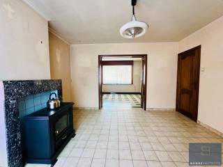 <p>Ontdek deze te renoveren halfopen bebouwing op een gunstige ligging in Maldegem. Deze woning biedt een uitstekende basis voor wie op zoek is naar een renovatieproject met tal van mogelijkheden en een mooie buitenruimte.</p>
<p>De woning omvat een inkom- en traphal, een gezellige living, keuken, kelder, badkamer, twee slaapkamers en een zolderruimte die extra potentieel biedt. Buiten geniet u van een praktische buitenberging én een bijzonder ruime garage, ideaal voor hobbyisten, opslag of extra parkeergelegenheid.</p>
<p>Een absolute troef is de grote achterliggende, zuidgerichte tuin waar u in alle rust kunt genieten van groen en privacy. Dankzij de halfopen bebouwing geniet de woning bovendien van extra lichtinval en een aangenaam ruimtegevoel.</p>
<p>Hoewel er een renovatieverplichting van toepassing is, vormt deze eigendom de ideale kans voor handige renovators of kandidaat-kopers die hun woning volledig naar eigen smaak willen creëren.</p>
<p><strong>Troeven</strong></p>
<ul>
<li>Halfopen bebouwing</li>
<li>Grote achterliggende tuin</li>
<li>Zeer ruime garage</li>
<li>Rustige en vlot bereikbare ligging</li>
<li>Ideaal voor starters of investeerders</li>
</ul>
<p>Een woning met karakter, ruimte en mogelijkheden — klaar om omgevormd te worden tot een nieuwe thuis.<br /><br />Voor meer informatie of voor het inplannen van een bezoek, bel 050/73.73.73 of mail naar info@bonnevastgoed.be .</p>