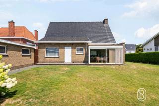 Bent u op zoek naar een woning met veel potentieel in Wielsbeke? Dan is deze op te frissen woning op een perceel van maar liefst 1.321 m² zeker een bezoek waard.Via de ruime oprit, met plaats voor meerdere wagens, bereikt u de garage en de woning. Binnen vindt u een lichtrijke leefruimte, keuken, badkamer en 2 volwaardige slaapkamers. De praktische indeling vormt de ideale basis om de woning volledig naar eigen smaak te renoveren.Een absolute meerwaarde is de ruime zolder, die perfect kan worden ingericht als volwaardige verdieping. Zo creëert u moeiteloos extra slaapkamers, een bureau, hobbyruimte of een royale master bedroom. De uitbreidingsmogelijkheden maken van deze woning een ideale investering voor de toekomst.Ook buiten geniet u van alle ruimte. De grote tuin biedt plaats om te spelen, te tuinieren of heerlijk te ontspannen in alle privacy. Achteraan de tuin bevindt zich ook nog een groentetuin wat ideaal is voor degene met groene vingers.Dankzij de gunstige ligging, de garage, het ruime perceel en het uitzonderlijke uitbreidingspotentieel is deze woning een ideale keuze voor gezinnen en renovatieliefhebbers die hun droomwoning willen realiseren.Interesse? Contacteer luna@immobeguin.be voor meer informatie of een bezoek.