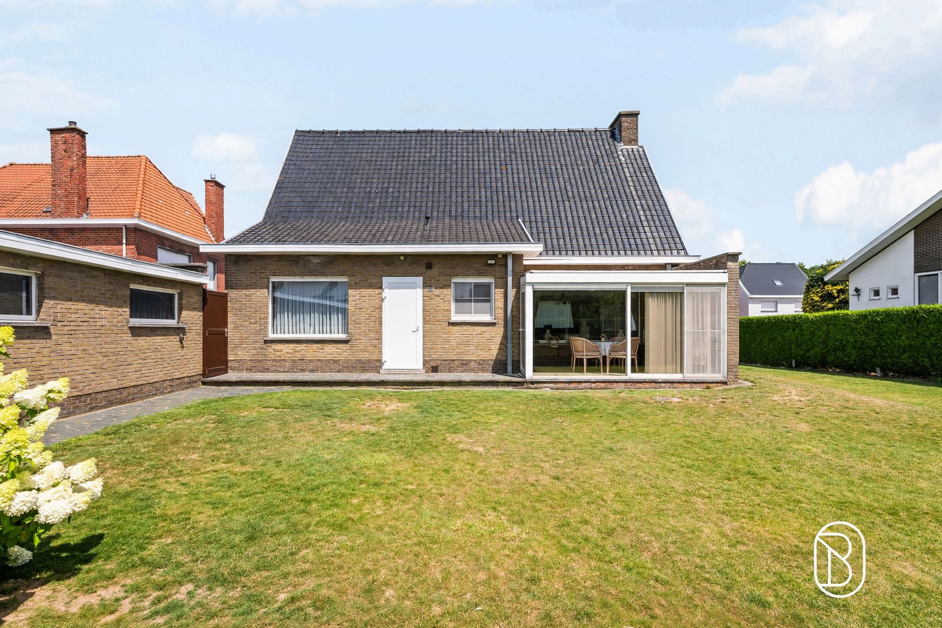 Degelijke villa met grote tuin. - foto 2