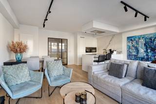 LUXE APPARTEMENT OP AAA-LOCATIE! Dit luxueus & onberispelijk appartement (5°V) met 2 SLAAPKAMERS en zonnig TERRAS bevindt zich op een...