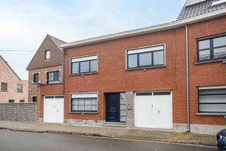 <p>TE KOOP IN HOFSTADE/AALST</p>
<p>Welkom in deze instapklare halfopen bebouwing gelegen in de Kuipersstraat 26 te Hofstade, een rustige en groene deelgemeente van Aalst. De woning bevindt zich op slechts 5 minuten van het stadscentrum, zowel met de fiets als met de wagen. Ook de oprit van de E40 bereik je vlot in amper 10 minuten, wat zorgt voor een uitstekende verbinding met onder andere Brussel en Gent.</p>
<p>De woning beschikt over een inpandige garage en een zeer grote tuin waar ook bijgebouwen staan met talloze mogelijkheden.</p>
<p>Via de inkomhal, kom je in de aangenaam en lichtrijke leefruimte. Aansluitend vind je een uitgeruste keuken, die uitkijkt op de prachtige tuin, een echte meerwaarde voor wie houdt van rust en groen. Verder beschikt de woning op het eerste verdiep over 3 volwaardige slaapkamers en een grote badkamer met alle comfort.</p>
<p>Het perceel heeft een totale oppervlakte van 595 m².</p>
<p>De EPC-score van de woning bedraagt C, waardoor geen renovatieverplichting van toepassing is. Kortom, deze woning combineert ruimte, rust en bereikbaarheid op een unieke manier.</p>
<p>Kom je graag zelf ontdekken wat deze eigendom allemaal te bieden heeft? Contacteer Laura op 0468151441 of mail naar laura@cornelis-goeman.be! !</p>