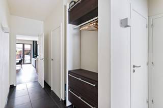 Welkom in dit instapklare gelijkvloers appartement, gelegen in de gegeerde Groenenhoek-wijk van Berchem. De Dianalaan is een residentiële straat...