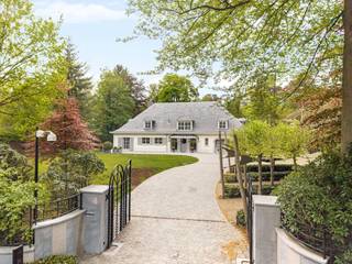 Exclusieve Top Notch villa Vriesdonk | BrasschaatIn het hart van de residentiële villazone Vriesdonk ligt deze volledig gerenoveerde villa...