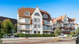 This fully move-in ready ground floor apartment places you at one of Knokke’s most sought-after addresses. The intimate residence on the prestigious Bayauxlaan combines peace and privacy with immediate access to the beach, shops, and restaurants.<br /><br />Inside, you’ll find two spacious bedrooms, each with an ensuite bathroom, and a generous living area with open kitchen. Large windows connect seamlessly to the charming south-facing garden, bathed in sunlight from morning till evening.<br /><br />An additional asset: possibility to purchase a parking space in the building.