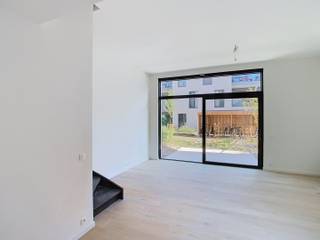 <p>This new build home with 4 bedrooms in Leuven, located inside the ring road, offers contemporary living in a highly desirable location. Designed with comfort, natural light and functionality in mind, it is an excellent choice for families looking for a modern home close to everything Leuven has to offer.</p><p>Upon entering, you are welcomed by an entrance hall with a guest toilet. The hallway leads to a spacious living area where large windows flood the interior with natural light. The open-plan kitchen blends seamlessly with the living space, creating a bright and inviting environment for cooking, dining and relaxing.</p><p>The upper floors feature four generously sized bedrooms that can easily be adapted as children's rooms, guest rooms, a home office or hobby space. Two bathrooms provide additional comfort and convenience for everyday family life.</p><p>The outdoor areas are equally appealing. The private garden offers a pleasant setting for relaxing or spending time outdoors, while the sunny terrace on the top floor creates an additional space to enjoy the sun in complete privacy.</p><p>Located inside the Leuven ring road, the property benefits from excellent accessibility. Shops, schools, restaurants, public transport and the vibrant city centre are all within easy reach, making this home an ideal combination of comfort and convenience.</p><p>If you are looking for a modern new build home with four bedrooms, two bathrooms, a garden and a sunny terrace in Leuven, this property is well worth discovering. Contact us for further information or to schedule a viewing via www.living-stone.be of charlotte.geyskens@living-stone.be!</p>