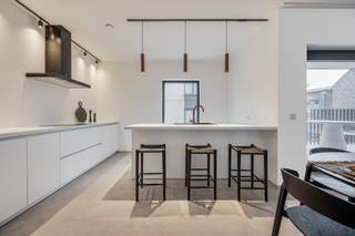 Deze 2 laatste nieuwbouwappartementen worden verkocht als opbrengsteigendom en zijn voorzien van alle modern comfort, energie neutraal en knappe architectuur. De oppervlaktes van de appartementen liggen tussen de 100 en 111m2 en zijn telkens voorzien van 2 slaapkamers, een overdekt zonneterras en een praktische berging. extra's: ruime fietsenstalling en vuilnisberging voorzien, alles volledig geschilderd+verlichting, inclusief privatieve zonnepanelen, warmtepomp, lage gemeenschappelijke kosten (geen lift). Dit project valt onder 6% BTW (mits voorwaarden). Deze vast verhuurd, samen 1900 euro/maand