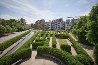 Appartement récemment construit, idéalement situé avec vue sur le parc.<br /><br />Composition : hall d'entrée avec toilettes séparées pour les invités. Accès immédiat à l'agréable salle à manger avec cuisine de luxe ouverte. Séjour lumineux avec accès à la terrasse ensoleillée. 2 chambres spacieuses avec salle de bains entièrement équipée.<br />Terrasse arrière en toute intimité, accessible depuis les chambres.<br />Pièce de rangement séparée avec connexions pour lave-linge et sèche-linge.<br /><br />L'appartement dispose  d'un local à vélos (avec élévateur-vélos) et d'une cave.<br /><br />Plans disponibles dans nos bureaux.