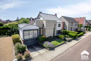 <p>Unieke woning te koop in centrum Neerpelt. Vanuit de woning zijn winkels, supermarkten, scholen, openbaar vervoer, eet- &amp; drankgelegenheden perfect te voet of per fiets te doen.</p>
<p>De woning is door de huidige eigenaars begin jaren 2000 volledig gerenoveerd en sindsdien tot in de perfectie onderhouden. In iedere ruimte is er zeer veel lichtinval, wat het aangenaam wonen maakt. De woning is uitermate ruim opgezet met diverse verdiepingen. De ouderslaapkamer bestaat uit 1 verdieping. Er zijn 4 (5 mogelijk) slaapkamers, 1 badkamer en 1 douchekamer. De woning is grotendeels onderkelderd en de inpandige garage is groot genoeg voor 2 auto's.</p>
<p><br /><u><strong>Enkele troeven:</strong></u></p>
<ul><li>Central ligging in Neerpelt centrum</li><li>4 (5) slaapkamers</li><li>Lichtrijke woning</li><li>Gunstig EPC: label C , 277 kWh</li><li>Volledig asbestveilig</li></ul>
<u><strong>Indeling:</strong></u>
<ul><li>Gelijkvloers: inkom, muziekkamer, woonkamer, keuken, eetkamer, wasplaats, zonnig terras, omheind perceel</li><li>Tussenverdieping: 2 slaapkamers en douchekamer</li><li>1e verdieping: bureel, masterbedroom met dressing en ensuitebadkamer en terras</li><li>2e verdieping: slaapkamer</li><li>Kelder: dubbele garage, wijnkelder, voorraad, cv-ruimte</li></ul>