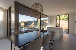 Dit hedendaags nieuwbouwappartement vind je terug aan de gezellige Groenplaats in Oud-Rekem, Lanaken. Het appartement werd opgeleverd in 2023 en maakt deel uit van het nieuwbouwproject "Radekheim". <br />Het is een 2-slaapkamerappartement gelegen op de gelijkvloerse verdieping met een bruto bewoonbare oppervlakte van 106m² en een gezellig terras van 10m².<br /><br />De indeling is als volgt:<br />Inkomhal met toegang tot het toilet. Via de inkomhal bereikt u de open keuken die een doorlopend geheel vormt met de eethoek en de leefruimte. In de leefruimte zorgen de grote raampartijen voor veel lichtinval. Via dit raampartij bereikt u tevens het terras waarop u van alle rust kan genieten. De twee slaapkamers, bergruimte en badkamer vervolledigen het appartement. <br />In de ondergrondse parkeergarage is een kelderberging voorzien, alsook een autostaanplaats.<br /><br />De lichtarmaturen zijn reeds voorzien in het appartement.<br /><br />Wil je dit appartement graag bezichtigen?  Maak dan een afspraak met Valere Vangeel op het nummer 0472 323 424 of via valere@vestio.com.