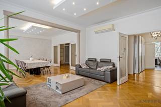 <p><strong>Ruim en lichtrijk appartement (ca. 188 m²) met 2 terrassen en prachtige gemeenschappelijke tuin</strong><span></span></p>
<p>Bent u op zoek naar een uitzonderlijk ruim en comfortabel appartement op een centrale locatie in Antwerpen? Dan is dit appartement van ca. 188 m² zeker een bezoek waard.</p>
<p>Dankzij de grote raampartijen geniet de woning van een overvloed aan natuurlijk licht. De praktische indeling omvat een ruime leefruimte, een functionele keuken, 4 slaapkamers (waarvan één momenteel is ingericht als extra keukenruimte), 2 badkamers en 3 toiletten.</p>
<p>Een absolute troef zijn de twee terrassen, waar u op elk moment van de dag kunt genieten van de buitenlucht. Daarnaast beschikt de residentie over een prachtige gemeenschappelijke tuin, een zeldzame meerwaarde op deze locatie.</p>
<p>Het appartement biedt bovendien een hoog wooncomfort dankzij de airconditioning in alle kamers (6 units), de vele ingemaakte maatwerkkasten en de uitstekende lichtinval. Ook de leidingen van de gemeenschappelijke delen werden recent vernieuwd.</p>
<p>De centrale ligging zorgt voor een uitstekende bereikbaarheid. Winkels, scholen, openbaar vervoer en het stadscentrum bevinden zich op korte afstand, zodat u alle dagelijkse voorzieningen binnen handbereik heeft.</p>
<p>Een uniek en bijzonder ruim appartement dat comfort, ruimte, licht en een uitstekende ligging perfect combineert.</p>