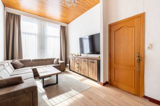 Deze ruime woning is gelegen in de Snijdersstraat, een rustige straat in het gegeerde Antwerpen-Zuid.<br /><br />Bij het betreden van de woning valt meteen de charmante inkomhal op, gekenmerkt door originele moulures die bijdragen aan de authentieke uitstraling van het pand.<br /><br />De woning beschikt over vier volwaardige slaapkamers en biedt een praktische indeling met voldoende ruimte voor comfortabel wonen. Het pand werd tot voor kort verhuurd en bevindt zich in een licht op te frissen staat, wat de mogelijkheid biedt om het volledig naar eigen smaak in te richten.<br /><br />Op technisch vlak is de woning voorzien van dubbele beglazing en behaalt zij een EPC-score D. De woning beschikt over een degelijke basis, ideaal voor zowel eigen bewoning als investering.<br /><br />De ligging is zonder twijfel een grote troef: op wandelafstand (5 à 10 minuten) bevinden zich het Hof van Leysen en de Karel de Grote Hogeschool. Daarnaast zijn winkels, openbaar vervoer en andere voorzieningen vlot bereikbaar.<br /><br />Een interessante opportuniteit voor wie op zoek is naar een ruime woning met karakter in een populaire en goed bereikbare stadsbuurt.<br /><br />Troeven:
<ul>
<li>Gunstig gelegen in het gegeerde Antwerpen-Zuid</li>
<li>Ruime woning met 4 volwaardige slaapkamers</li>
<li>EPC-score D - geen renovatieverplichting</li>
<li>Dubbele beglazing doorheen de volledige woning</li>
<li>Op ± 10 minuten wandelafstand van het Hof van Leysen en KdG</li>
</ul>
<br />Neem snel contact op voor meer informatie of een bezoek ter plaatse.<br />📞 +32 489 55 79 90<br />📧 immo@fidimco.be