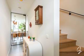 <p><strong>Ligging</strong></p>
<p><strong>Hoogwaardig wonen op een toplocatie nabij Dok Noord in Gent.</strong></p>
<p>Deze stijlvolle woning bevindt zich nabij <strong>Dok Noord</strong>, een van de meest dynamische en gegeerde locaties van Gent. Hier combineert u comfortabel en rustig wonen met alle troeven van de stad binnen handbereik. Winkels, horeca, openbaar vervoer en tal van voorzieningen bevinden zich in de onmiddellijke omgeving, terwijl het historische centrum van Gent vlot bereikbaar is.</p>
<p>De woning maakt deel uit van een hedendaags woonproject en biedt, naast een hoogwaardige private woonomgeving, toegang tot diverse <strong>gemeenschappelijke faciliteiten</strong>. Bewoners kunnen, indien gewenst, gebruikmaken van onder meer een atelier, wasplaats, groentetuin, dakterras en een uitgerust werkatelier met materialen.</p>
<p><strong>Beschrijving</strong></p>
<p>Deze <strong>hoogwaardig afgewerkte woning met 3 slaapkamers, multifunctioneel bureau en 2 terrassen</strong> onderscheidt zich door haar doordachte indeling, luxueuze afwerking en aangename buitenruimtes.</p>
<p>Op het <strong>gelijkvloers</strong> betreedt u de woning via de inkomhal met afzonderlijk toilet. Hier bevindt zich een eerste volwaardige slaapkamer, volledig ingericht met inbouwkasten en een geïntegreerd bureau. Dankzij deze inrichting kan de ruimte in een handomdraai worden omgevormd tot een comfortabele <strong>thuiswerkplek of multifunctionele ruimte</strong>.</p>
<p>Verder vindt u op deze verdieping de eetruimte met een <strong>volledig en luxueus geïntegreerde keuken</strong>. Vanuit deze leefruimte heeft u rechtstreeks toegang tot het ruime en gunstig georiënteerde terras.</p>
<p>De <strong>eerste verdieping</strong> omvat twee bijkomende slaapkamers, een afzonderlijk toilet, een berging en een volledig uitgeruste badkamer. De ruime woonkamer vormt hier een aangename tweede leefzone en sluit aan op het tweede, eveneens goed georiënteerde terras.</p>
<p>Ook aan praktische mobiliteit werd gedacht: bij de woning horen maar liefst <strong>vijf ondergrondse fietsplaatsen</strong>.</p>
<p>Een bijzondere woonst voor wie op zoek is naar <strong>hoogwaardig wonen in Gent</strong>, met drie slaapkamers, thuiswerkmogelijkheden, twee terrassen en uitzonderlijke extra voorzieningen, op een schitterende locatie nabij <strong>Dok Noord</strong>.</p>
<p>Voor meer informatie of een bezoek, contacteer <strong>Gwen Moerman: 0480 641 641</strong></p>