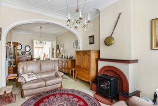 Deze te renoveren karaktervolle rijwoning zit vol authentieke elementen en biedt 4 ruime slaapkamers. De woning heeft een zeer rustige ligging...