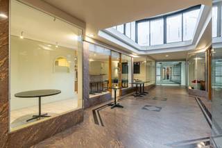 Deze handelsruimte is terug te vinden in de gezelligste galerij van Genk (verbinding tussen Fruitmarkt en Stationsstraat). De fruitmarkt biedt voldoende parkeermogelijkheden voor cliënteel. <br />Er zijn verschillende activiteiten mogelijk. Tot voorkort werd er een goed draaiende brasserie/koffiezaak uitgebaat. Indien gewenst kan er een professionele keuken geplaats worden in de aparte ruimte. In de galerij aan het pand mag (indien gewenst) een terras geplaatst worden.<br />Interesse? 011/873307 of info@puur-groep.be