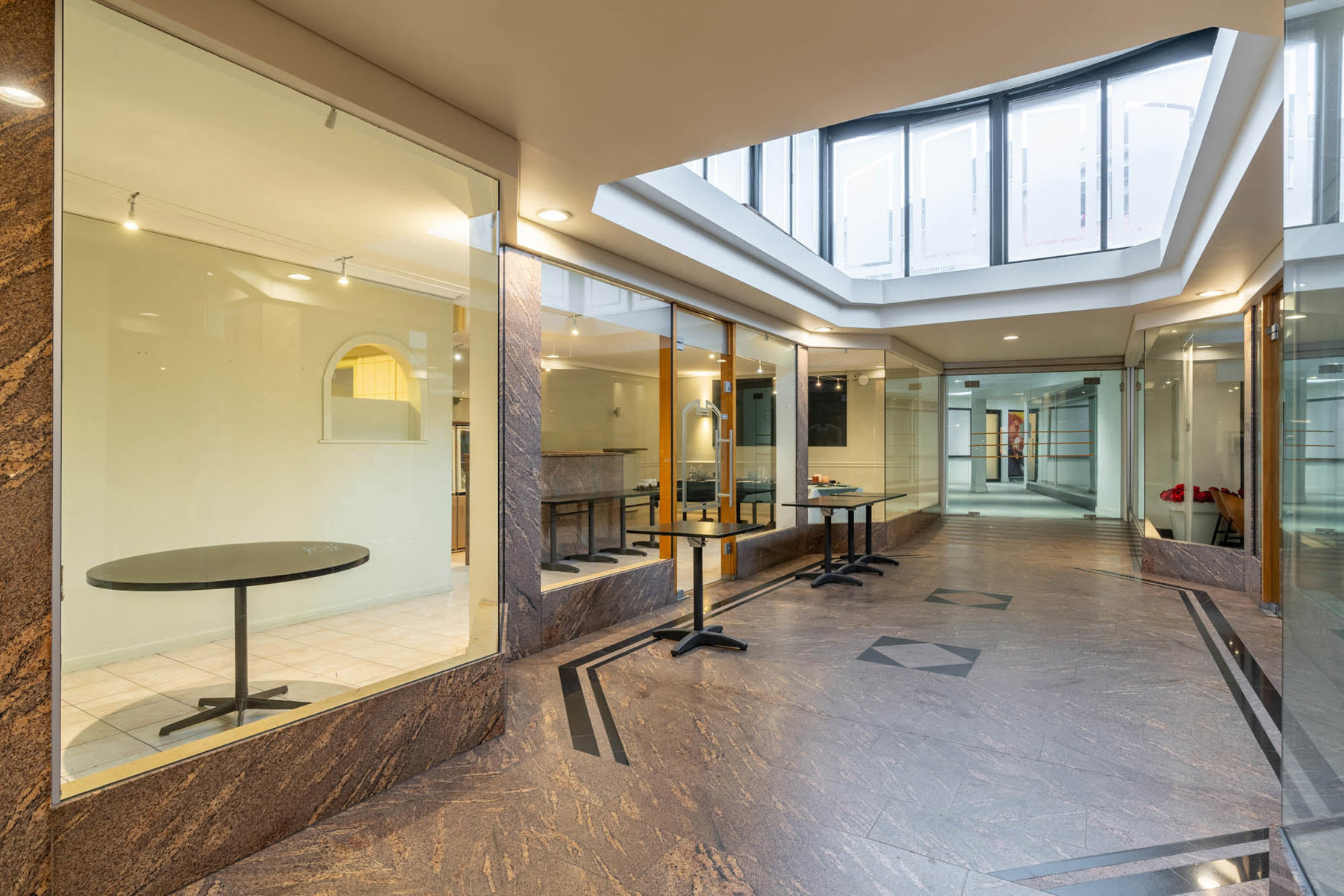 Handelsruimte in dé gezelligste galerij van Genk - foto 3