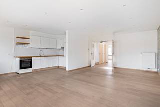 Dit ruime, instapklaar appartement is gelegen op de 2de verdieping van een klein appartementsblokje in een rustige, residentiële wijk op een boogscheut van het centrum van Stabroek. Winkels, openbaar vervoer en scholen zijn allemaal op wandelafstand terug te vinden. Binnenkomen doet u via een aparte inkomhal met handige nis voor vestiaire. Via een dubbele, glazen deur bereikt u de ruime woonkamer waar een mooie parketvloer meteen in het oog springt. De ruimte kan tevens genieten van heel wat inval van daglicht dankzij grote raampartijen. De volledig ingerichte keuken heeft eveneens een parketvloer en staat in open verbinding met de leefruimte. Verder beschikt het appartement nog over een berging, een badkamer met ligbad met douchescherm, handdoekdroger, toilet en wastafel met meubel en 3 volwaardige slaapkamers, waarvan 2 grote en 1 kinderkamer. Het terras is gelegen aan de achterzijde van het gebouw en is toegankelijk vanuit de 2 grote slaapkamers. Dankzij een oriëntatie op het zuid-westen kan u hier de hele namiddag heerlijk van het zonnetje profiteren. Bij het appartement hoort verder nog een privatieve garagebox. Deze is niet in de vraagprijs inbegrepen en kan mogelijks bij aangekocht worden voor VP.: €30.000. Er is geen lift aanwezig in het gebouw.