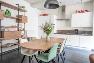 Bent u op zoek naar een woning met karakter, rust en een uitstekende ligging?<br />Dit instapklare gelijkvloerse appartement (70m²) combineert een unieke industriële loft-vibe met modern comfort. Gelegen in een rustige achterbouw, geniet u hier van de troeven van het Eilandje en de koekenstad zonder de bijhorende geluidshinder.<br /><br />Dankzij de hoge plafonds en de open indeling geniet u van een uitzonderlijk ruimtegevoel. Het appartement werd in 2009 volledig gerenoveerd en in 2017 nogmaals voorzien van een nieuwe badkamer en een moderne keuken. De keuken is ideaal voor elke hobbykok: uitgerust met een grote oven, handige apothekerskast, vaatwasser en alle moderne gemakken.<br /><br />Troeven die het verschil maken:<br />- RUST &amp; BUITENRUIMTE: Gelegen in de achterbouw (geen straatlawaai) met een terras dat over de volledige diepte van het appartement loopt.<br />- TECHNIEKEN: Gunstig EPC C, ventilatiesysteem D en een recent geplaatste Vaillant condensatieketel met slimme thermostaat.<br />- LAGE KOSTEN: Uiterst zeldzame gemeenschappelijke kosten van slechts €60 per jaar.<br />- EXTRA OPBERGRUIMTE: Een eigen droge kelderruimte en een praktische berging in het appartement voor wasmachine en droogkast.<br />- TOPLOCATIE: Met een Mobiscore van 9,3 bevindt u zich op wandelafstand van de jachthaven, horeca en het historisch centrum. <br /><br />Vraagprijs: €285.000. Alle attesten zijn aanwezig en conform. Contacteer ons en dan zoeken we samen een geschikt moment voor een bezoek!