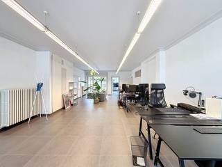 Kantoorruimte van ca. 134 m² met veel lichtinval te huur in Kortrijk. Het kantoor is gelegen in het centrum nabij diverse invalswegen, het station en openbare parkings (Casinoplein, Schouwburgplein, etc).Indeling:- Kantoorgedeelte vooraan ca. 90 m² ;- Kantoorgedeelte achteraan ca. 25 m² ;Specificaties:- Verwarming op gas ;- Tegelvloer ;- Terras ;- Grote raampartijen ;- Sanitair ;- Kitchenette ;- Databekabeling.Op zoek naar kantoorruimte te huur in het centrum van Kortrijk? Aarzel niet om ons te contacteren op het nummer 056 21 11 11 voor meer informatie of een bezoek ter plaatse.