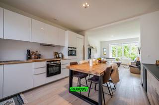 In een rustige straat met een groene omgeving bevindt zich dit leuke en verzorgde appartement op de eerste verdieping van een kleinschalige residentie. Hier woont u in alle rust, en toch op een boogscheut van winkels, openbaar vervoer en het centrum van Oostende.<br /><br />Indeling:<br /><br />Het appartement beschikt over een lichte leefruimte met een aangename indeling en kwaliteitsvolle afwerking. De open keuken sluit mooi aan en is uitgerust met de nodige toestellen.<br /><br />Verder zijn er twee volwaardige slaapkamers en een verzorgde badkamer. Alles werd mooi en smaakvol ingericht, met oog voor comfort en detail.<br /><br />Dit appartement is ideaal voor wie op zoek is naar een aangename woonst in een groene en rustige omgeving, met alle faciliteiten binnen handbereik.<br /><br />De huurprijs bedraagt 795€/maand zonder extra kosten. <br /><br />Plan vandaag nog uw bezoek en ontdek dit charmante appartement in Oostende!<br /><br />