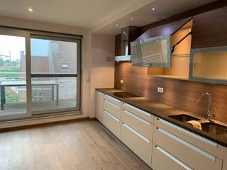 We komen binnen op de benedenverdieping van de triplex (vloeren in kurk) met ruime, open hal, gasttoilet en bergruimte met aansluiting voor...