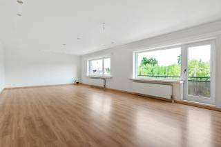 Bent u op zoek naar een ruim appartement in Schilde?<br />Kom dan zeker kijken naar dit zeer ruim duplex-appartement van bijna 200 m² te Schilde!<br />Het appartement is centraal gelegen in het centrum nabij verschillende winkels, voorzieningen, belangrijke invalswegen en openbaar vervoer.<br /><br />Dit appartement is gelegen op de tweede en derde verdieping van een kleinschalig gebouw zonder lift.<br /><br />U betreedt het appartement in de inkomhal dewelke uitgeeft op de ruime living (bijna 60 m²!) en de open keuken. De keuken is voorzien van al het nodige comfort.<br />Op deze verdieping kan u verder de twee ruime kamers (15 en 21 m²) terugvinden. De grootste kamer is voorzien van een praktische dressing. <br />Beide kamers geven toegang tot het prachtig dakterras van maar liefst 30 m². <br />Ten slotte beschikt deze verdieping over een handige technische berging en badkamer.<br /><br />Via de traphal bereikt u de derde verdieping. Deze kan ook ingericht worden als derde slaapkamer. <br /><br />Op de begane grond bevindt zich een garagebox dewelke verplicht is aan te kopen tegen €25.000,-. <br /><br />Bijzonderheden:<br />° Waanzinnig ruim<br />° Bovenste verdieping kan omgevormd worden tot derde slaapkamer<br />° Gunstig EPC <br />° Lage vaste kosten <br />° Prachtig en groot terras<br />° Goede locatie vlakbij het centrum van Schilde<br />° 3 toiletten aanwezig<br />° Ondergrondse kelder<br />° Garagebox aanwezig (+ €25.000,-)<br /><br />Interesse in dit gigantisch appartement? Contacteer ons voor een afspraak via 03 337 50 70 of info@vbvastgoed.be