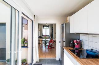 Mobiscore: 8,9/10EPC-score: A – energiezuinig wonenGezellig huis dicht bij Gent centrum. Het huis heeft 3 slaapkamers, zolder + kelder, terras en werd in 2022 gerenoveerd tot een EPC A-label. GelijkvloersJe komt binnen via de hal die naar de leefruimte en open keuken gaat. Via een schuifraam heb je toegang tot het terras. Er is een gastentoilet en wasberging met hoogrendementsketel (Vaillant).1e verdiepingOp de 1e verdieping bevindt zich de 1e slaapkamer en de badkamer. De badkamer heeft een inloopdouche, bad en dubbele wastafel. 2e verdiepingOp de 2e verdieping bevinden zich nog 2 grote slaapkamers. Vanop de hal heb je ook toegang tot de zolder.ExtraExtra: een kelder en een opslagplaats voor fietsen, bbq of werkmateriaal. De woning heeft een hemelwaterput van 3.000L. Het EPC A-label en de zonnepanelen (9) zorgen voor een minimum aan energieverbruik. Over GentbruggeDe woning ligt vlak aan de tramhalte ‘Moscou’ die vlot naar Gent Centrum gaat. Je auto parkeer je makkelijk in de straat of gratis op de publieke parking aan de tramhalte. Het huis ligt dichtbij op- en afrittencomplex Gentbrugge (R4/E17/N9). Supermarkten, scholen, winkels en eetgelegenheden zijn bereikbaar te voet en het historische centrum van Gent lig op fietsafstand. Troeven:* 3 slaapkamers* Gerenoveerd - 2022* TOP omgeving* EPC A, elektriciteit conform* Veel opslagruimte* Instapklaar, vrij op 1/10De algemene voorwaarden van Dewaele DIY kunt u steeds raadplegen via dewaele.com.Bestuursmaatregelen in het maatregelenregister: in aanvraag