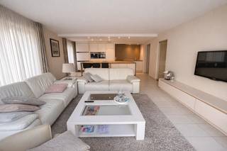 Gerenoveerd appartement in een verzorgd gebouw, vlakbij de Delhaize te Heist-aan-Zee. Gelegen aan de vernieuwde boulevard van Heist, met het strand tegenover het appartement. <br />Het appartement is onmiddellijk beschikbaar. <br /><br />Het betreft een ruim hoekappartement met volgende indeling: grote leefruimte met veel raampartijen en een leuk open zicht, een echte leefkeuken voorzien van alle inbouwtoestellen en een eeteiland, naast de keuken een praktische bergruimte voorzien van ingemaakte kasten, twee volwaardige slaapkamers met maatkasten en een ingerichte badkamer met inloopdouche. <br /><br />Extra troeven:<br />•Fietsenberging op het gelijkvloers<br />•Private kelderberging<br />•Hoekligging met veel natuurlijke lichtinval<br />•Strand op wandelafstand<br /><br />Een interessant appartement zowel als vaste woonst of als tweede verblijf. <br /><br />Prijs per maand: 1.000 EUR + 60 EUR vaste syndicuskosten.<br /><br />Bezoeken of meer informatie? Contacteer Willem Cauwels op Tel. 050/89.27.70