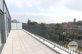 <p><span>GESCHILDERDE PENTHOUSE IN HARTJE HASSELT MET 2 SLKS + 2 TERRASSEN &amp; PARKING</span></p><p><span> </span></p><p><span>Op wandelafstand van het stadscentrum van Hasselt, Hoofdstad van de Smaak treffen wij residentie Mosa aan. Ideaal voor iemand die wil genieten van het bruisende stadscentrum. In de directe omgeving treffen wij lokale handelaars aan. Tevens bevinden wij ons op wandelafstand van verschillende parken, het Cultureel centrum, … Ook kunnen wij een goede bereikbaarheid garanderen door de ligging nabij openbaar vervoer en invalswegen  zoals de kleine en de grote ring waardoor wij ons vlot kunnen verplaatsen. </span></p><p><span> </span></p><p><span>Appartement 4.2 is gelegen op de vierde en bovenste verdieping van residentie Mosa. De indeling is als volgt: inkomhal, afzonderlijk toilet, leefruimte bestaande uit een zit- en eethoek, volledig geïnstalleerde keuken, berging, badkamer, 2 slaapkamers + terras.</span></p><p><span> </span></p><p><span>Bij het appartement dient men verplicht een autostaanplaats (35.000,00 euro) en een kelderberging (6.000,00 euro) aan te kopen. Parkeergelegenheid gegarandeerd! </span></p><p><span> </span></p><p><span>TROEVEN</span></p><p><span>+ Beschikbaar bij notariële akte</span></p><p><span>+ Aangename buitenruimtes </span></p><p><span>+ Gunstige ligging in hartje Hasselt </span></p><p><span>+ Energiezuinig appartementen voorzien van hedendaagse technieken </span></p><p><span>+ Geniet nu nog van 6% BTW <br />(AANKOOP AAN VERLAAGD BTW-TARIEF VAN 6% ZOWEL OP DE CONSTRUCTIE ALS DE GROND (IPV 21%) MOGELIJK INDIEN MEN AAN DE WETTELIJKE VOORWAARDEN VOLDOET.)</span></p><p><span> </span></p><p><span>Net als ons overtuigd van de vele voordelen van residentie Mosa? Neem gerust contact op met één van onze medewerkers via 078 78 30 39 of <span>info@canius.be</span></span><span> </span></p><p><span> </span></p><p><span>*Deze gegevens zijn louter ter informatieve titel. De vermelde oppervlaktes zijn slechts indicatie. Canius Real Estate kan niet verantwoordelijk gesteld worden voor de juistheid van de aan haar verstrekte gegevens. </span></p><p><span> </span></p><p><span> </span></p>